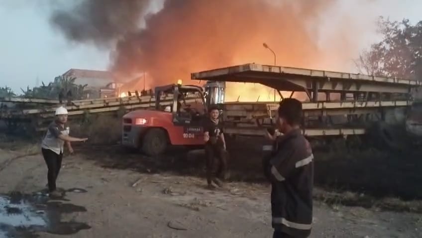 Dua Hektare Alang-Alang di Margomulyo Terbakar, Api Merembet ke Gudang Rongsokan