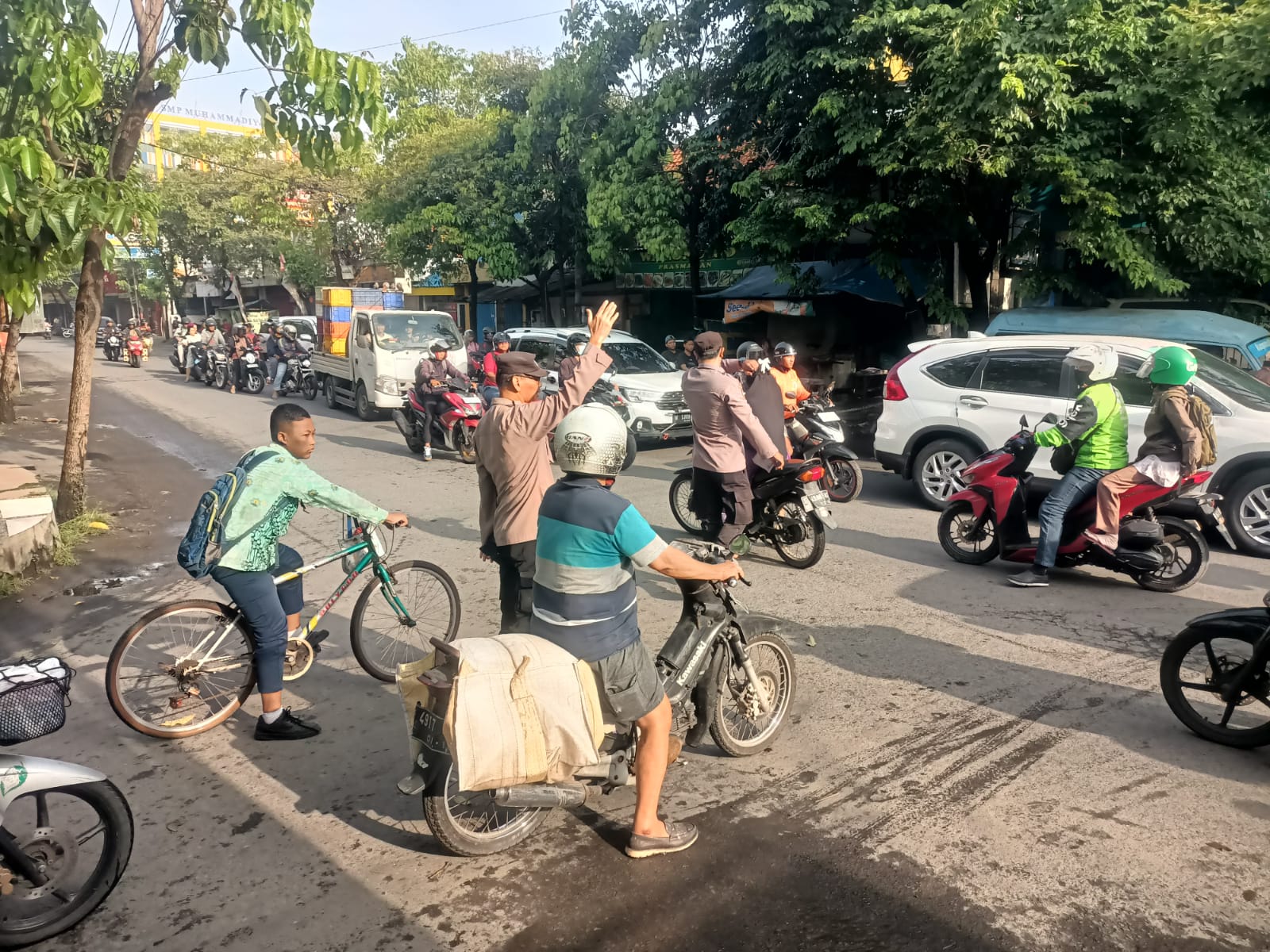 Gelar Pelayanan Pagi, Polisi Sidoarjo Turun ke Jalan dan Atur Lalu Lintas
