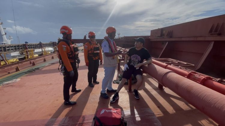 Tim SAR Evakuasi ABK Myanmar Sakit di Perairan Karang Jamuang