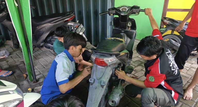 Banyak Motor Mogok Imbas Banjir di Morowudi, Siswa SMK YPI 1 Darussalam Cerme Beri Layanan Servis Gratis