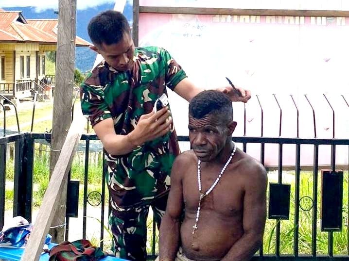 Prajurit Condromowo Cukur Rambut Anak-Anak Papua, Tarik Simpati Masyarakat