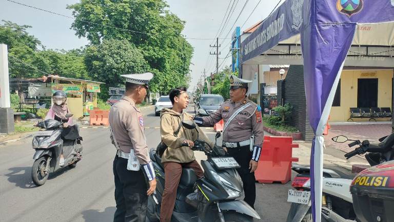 Sosialisasi Operasi Zebra Semeru 2025, Polsek Waru Ajak Pengendara Tertib Lalu Lintas