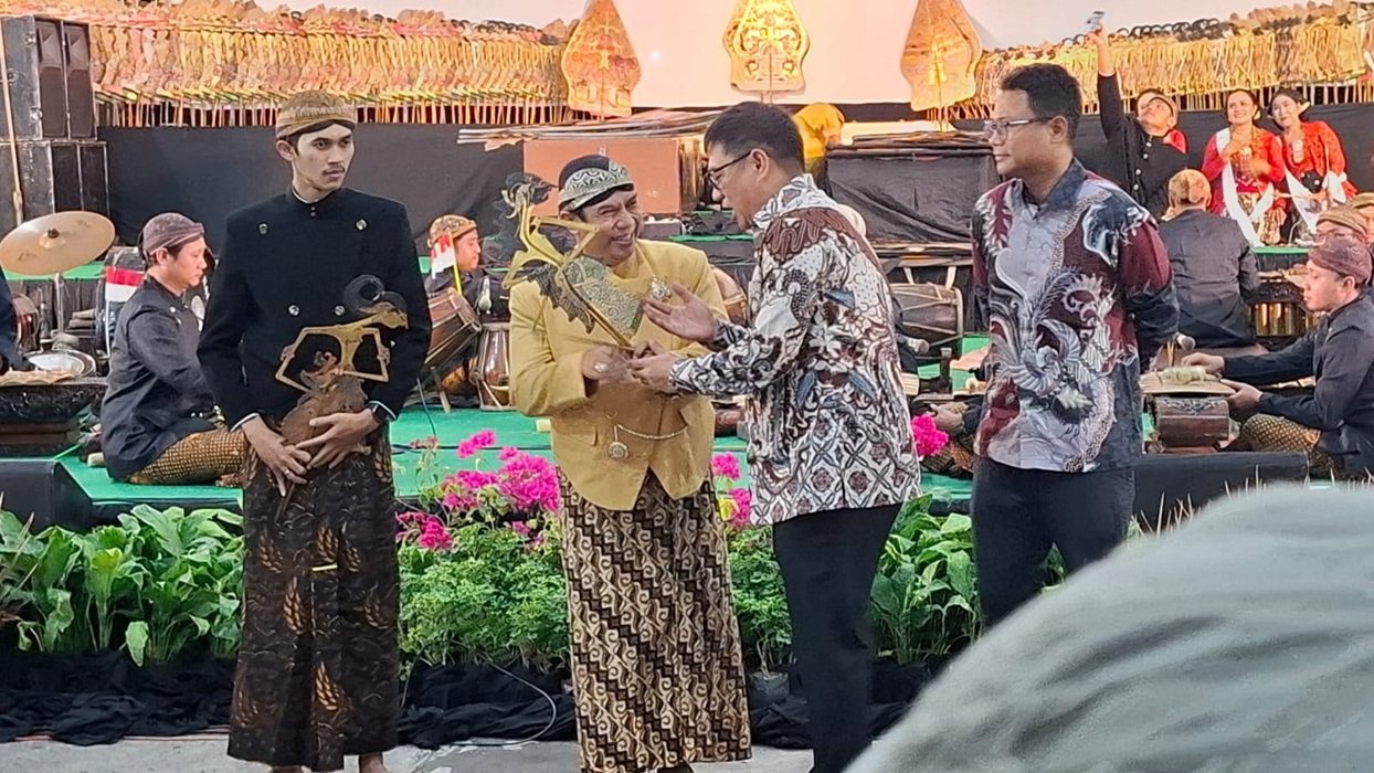 Gelar Wayang Kulit, Petrokimia Gresik Tampilkan Dalang Binaan Sanggar Perusahaan