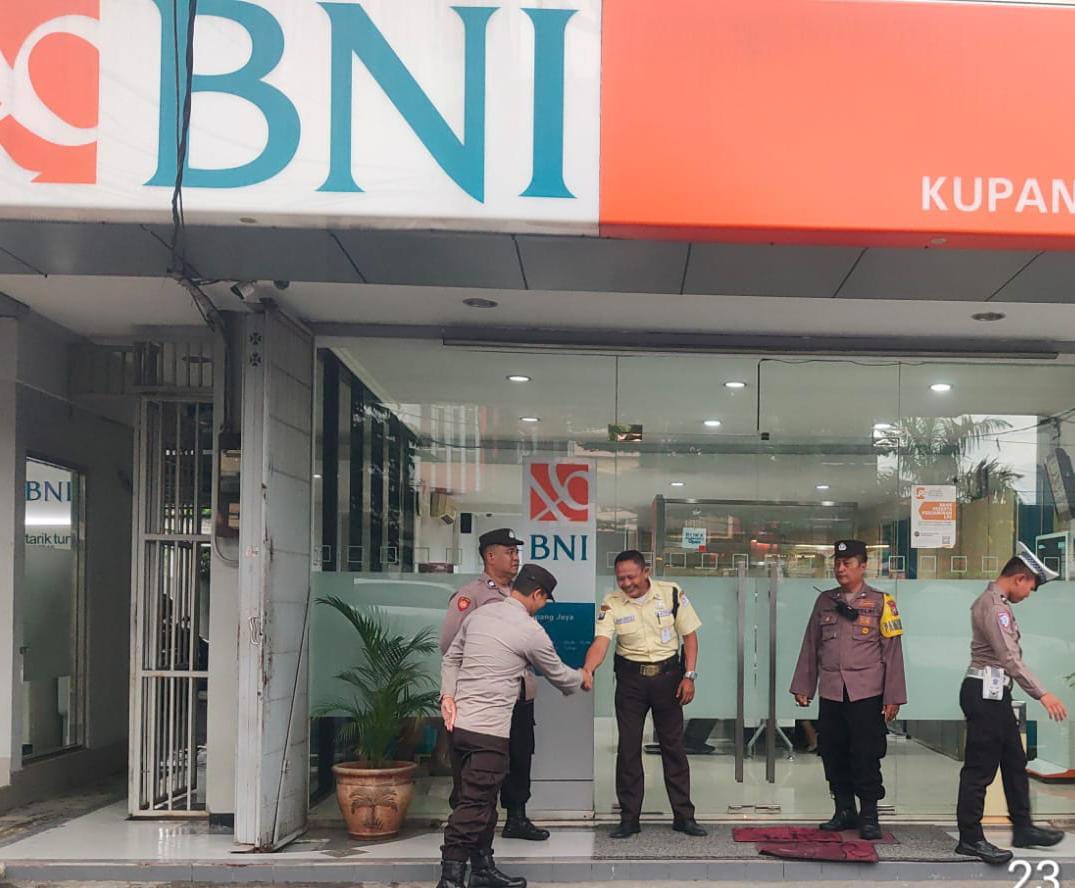 Patroli Rutin Perbankan Polsek Sukomanunggal Jaga Keamanan BNI Kupang Jaya