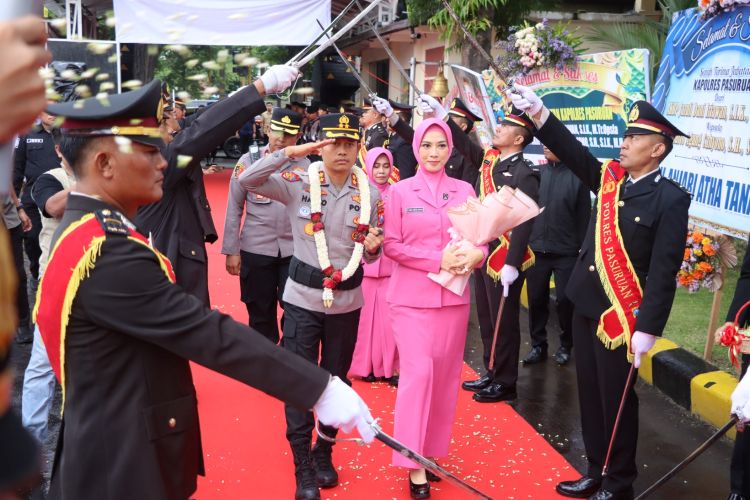 Hujan Rintik Warnai Upacara Pedang Pora Sambut Nahkoda Baru Kapolres Pasuruan