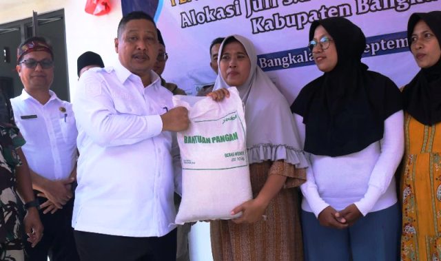 Sekda Bangkalan Salurkan Bantuan Pangan Beras kepada 169.190 KPM