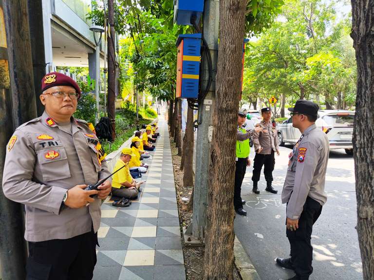  Polsek Sawahan Amankan Aksi Damai Falun Gong di Mayjend Sungkono