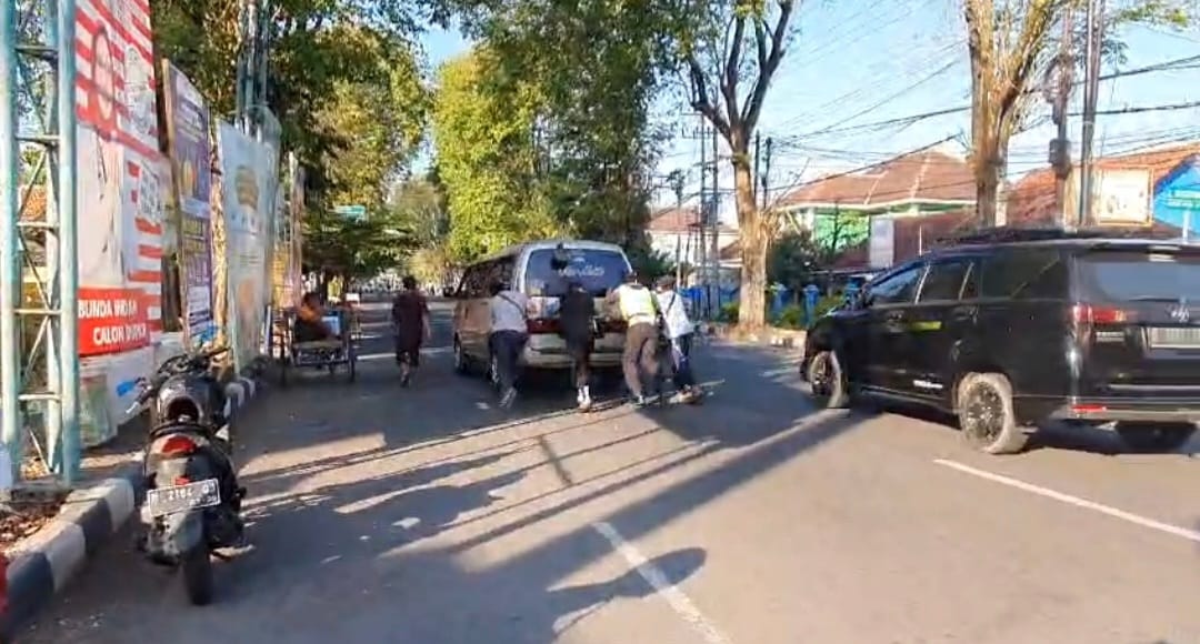 Polisi di Lumajang Bantu Dorong Mobil Mogok