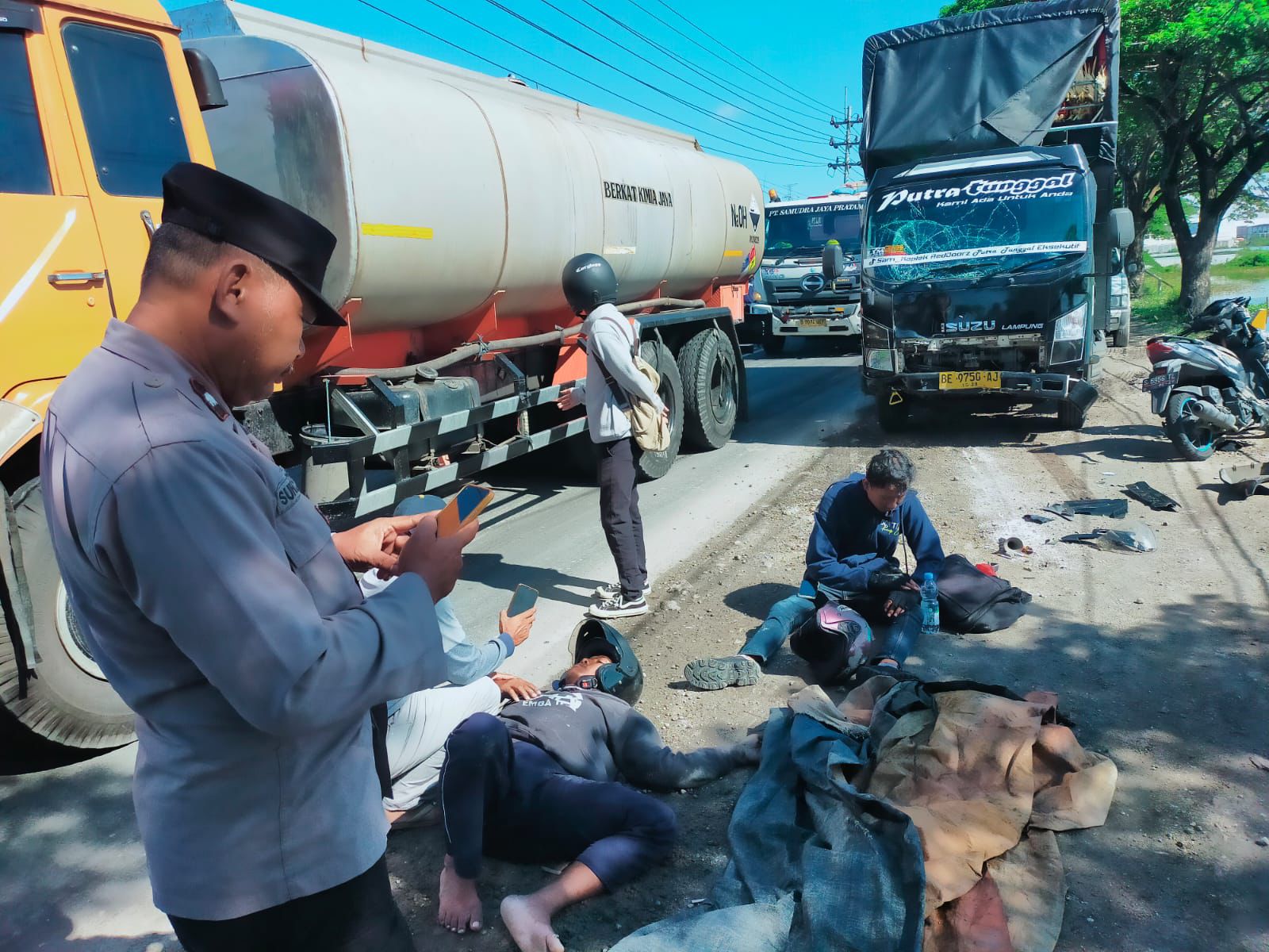 Vario dan Truk Adu Banteng di Cerme Gresik, Penumpang Motor Patah Pinggang