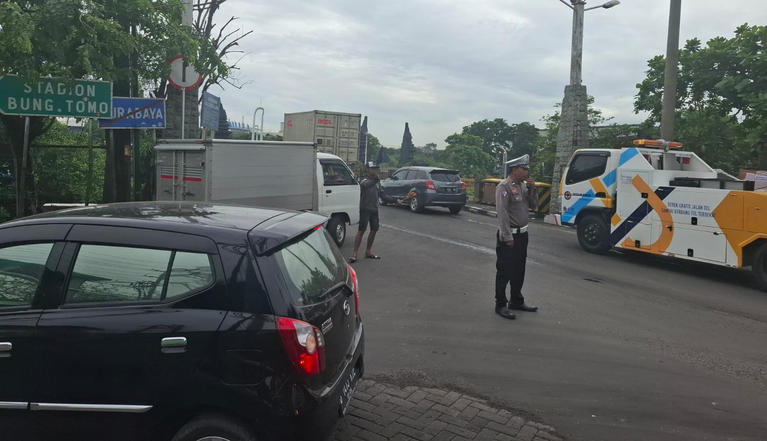 Polsek Benowo Atasi 'Gajah Duduk' di Pintu Tol Romokalisari, Pastikan Arus Lalin Lancar
