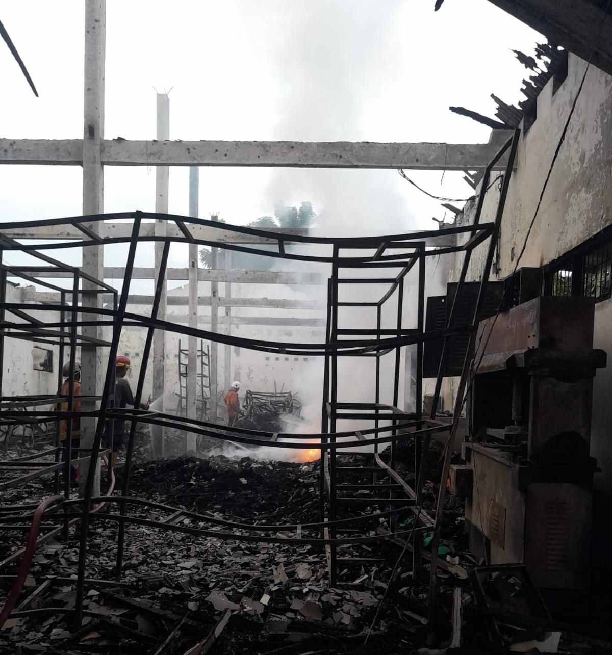 Gudang Home Industri Sepatu di Sooko Mojokerto Ludes Terbakar, Api Mengamuk sejak Dini Hari