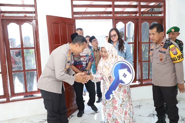 Kapolres Kediri Serahkan Kunci Bedah Rumah untuk Warga Joho Wates