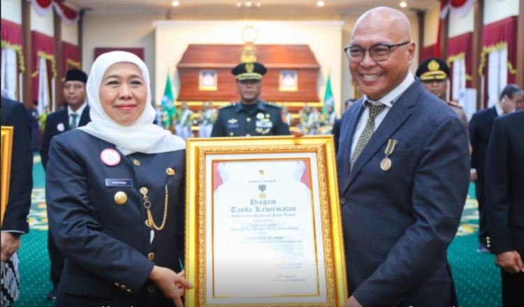 Akhmad Munir Dapat Lencana “Jer Basuki Mawa Beya” dari Gubernur Jatim Khofifah