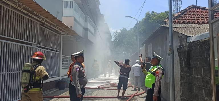 Ruko Penjual Minyak di Kalijudan Regency Barat Surabaya Terbakar, Kapolsek Mulyorejo Datangi Lokasi