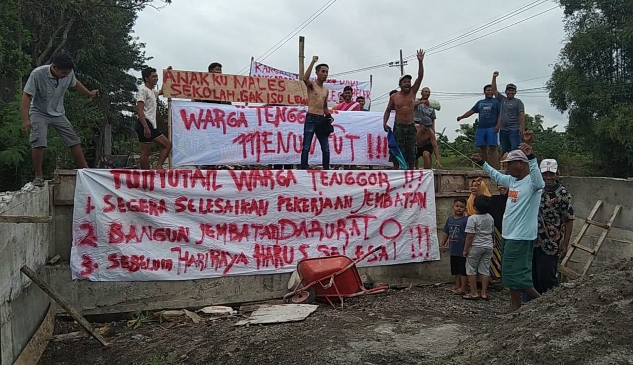 Mangkrak, Warga dan Kepala Desa Tenggor Gresik Demo Perbaikan Jembatan