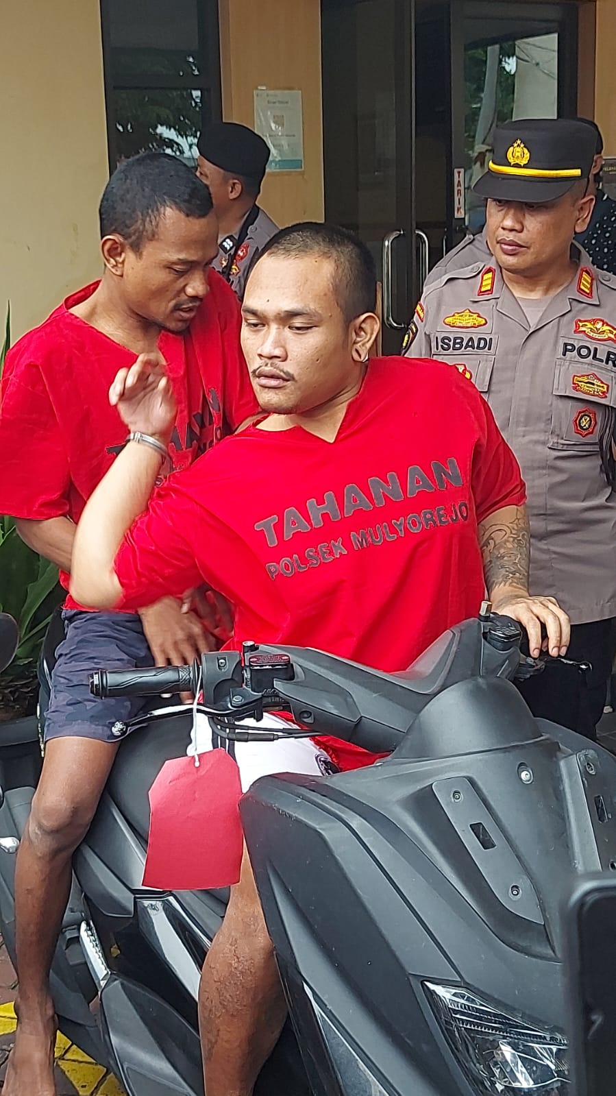 Dua Pemuda Tembok Dukuh Rampas Kalung Emas Milik Emak-Emak