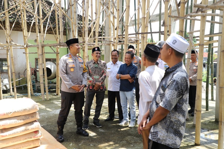 Polres Kediri Serahkan Bantuan Material Dukungan Pembangunan Masjid Baitul Ghufron Prambatan