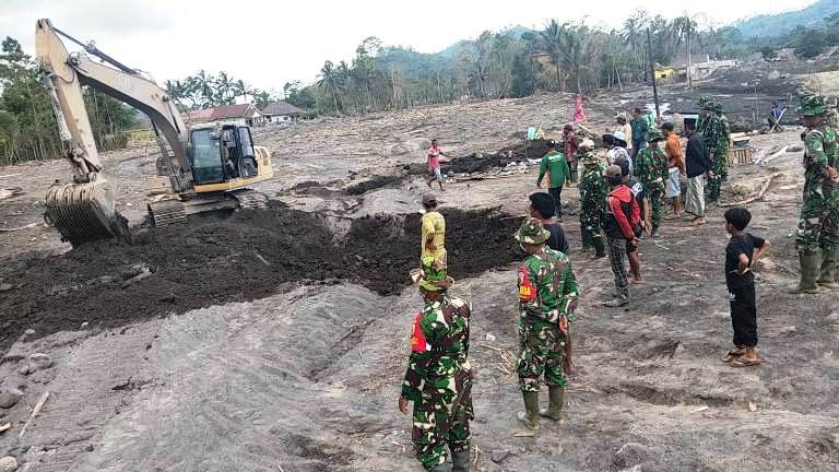 Tim Gabungan TNI Evakuasi Puing Rumah Warga Tertimbun Material Vulkanik di Lumajang