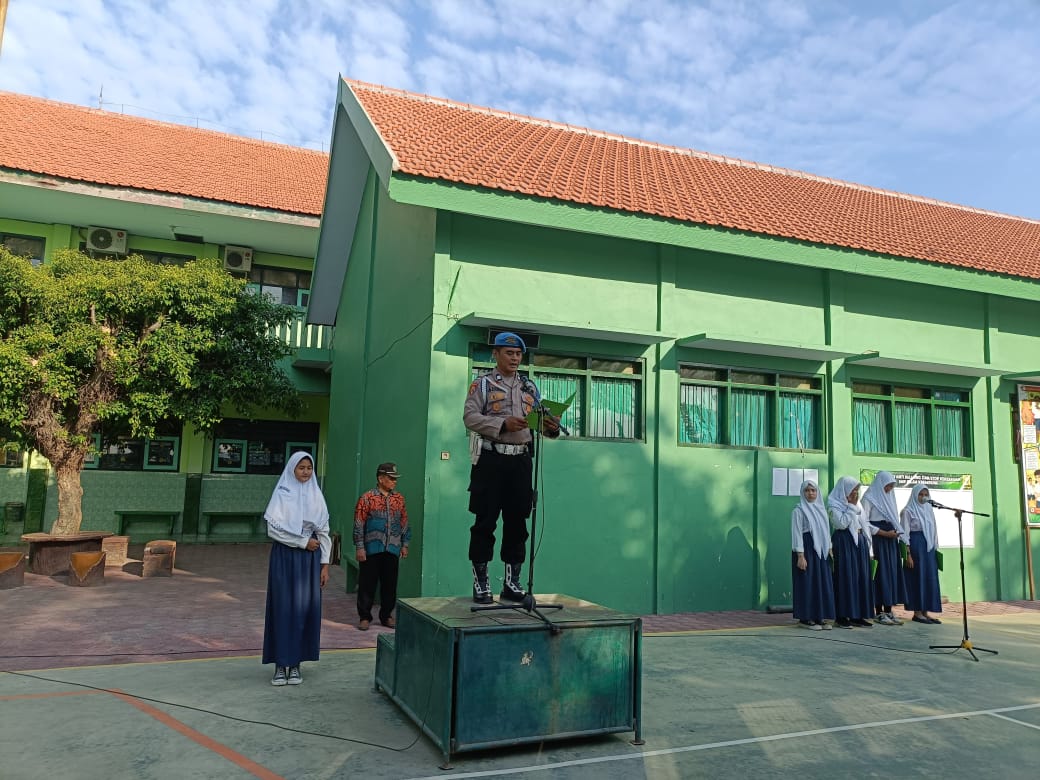 Polisi dan TNI Bina Disiplin Pelajar Krembung