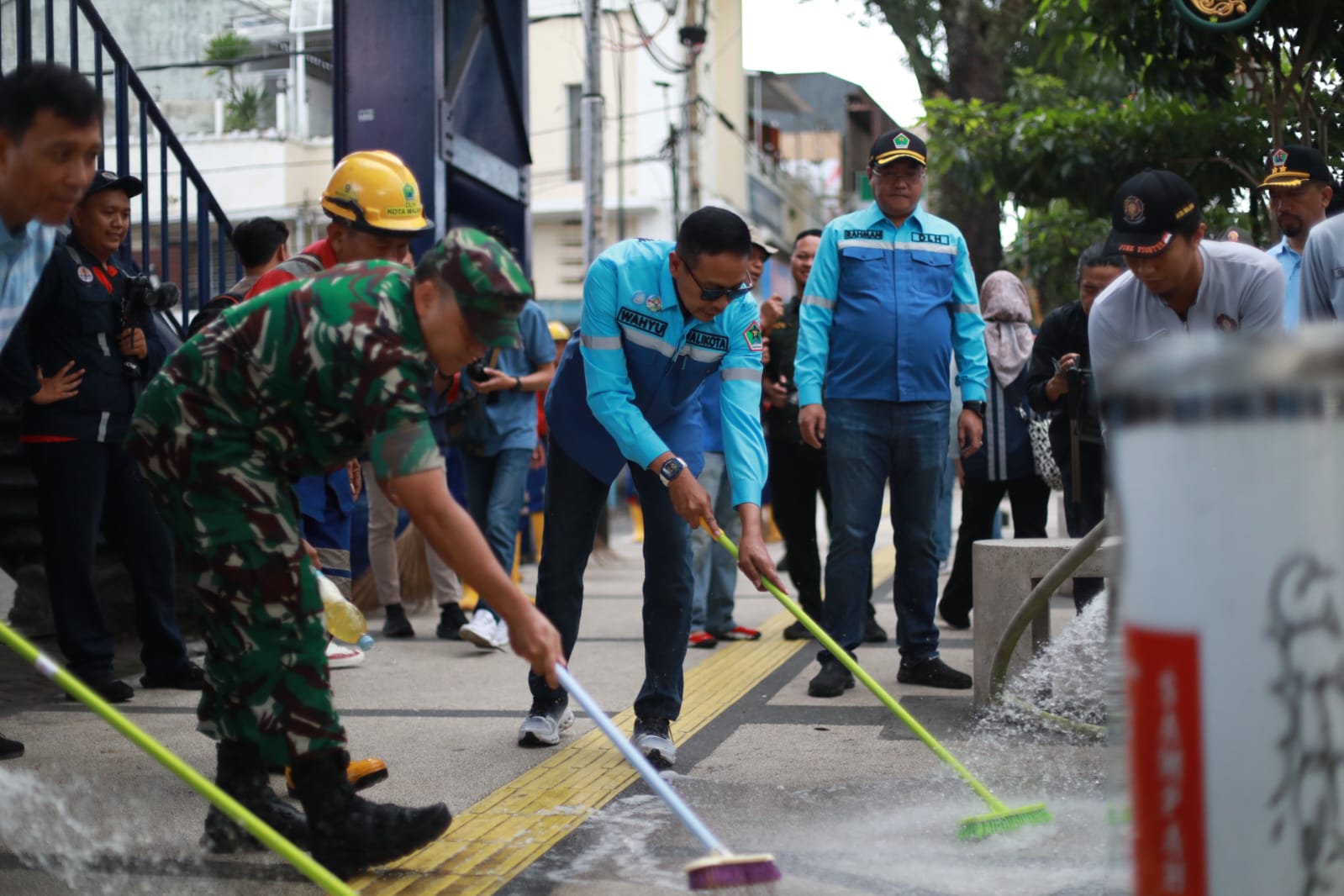 Wujudkan Ngalam Rijik, Wali Kota Wahyu Bersihkan Koridor Kayutangan Heritage