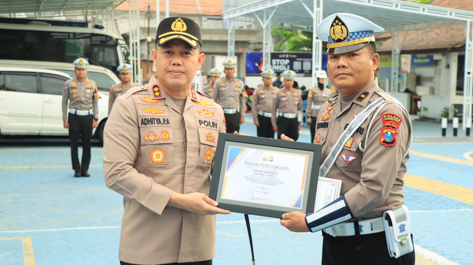 Kapolres Gresik Beri Reward Anggota Lalu Lintas