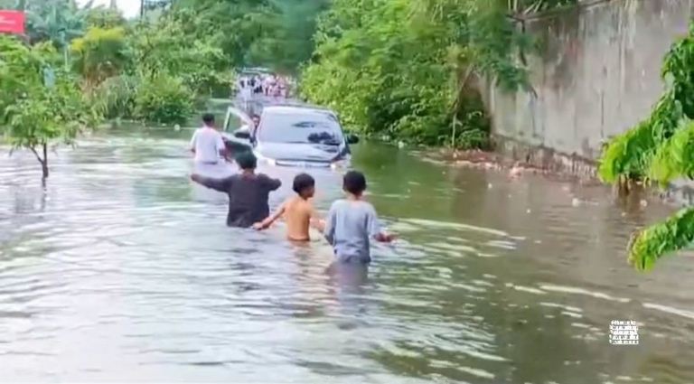 Polisi Gresik Evakuasi Pengendara Terjebak Banjir di Driyorejo