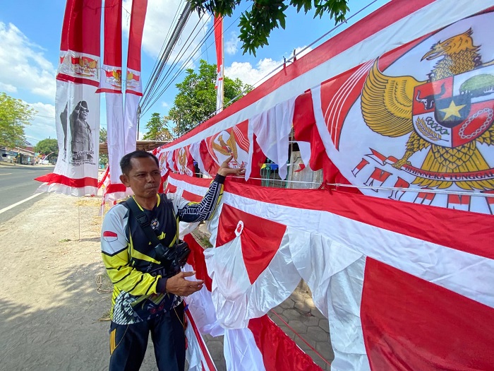 Semangat Kemerdekaan di Tepi Jalan: Kisah Pedagang Bendera Madiun