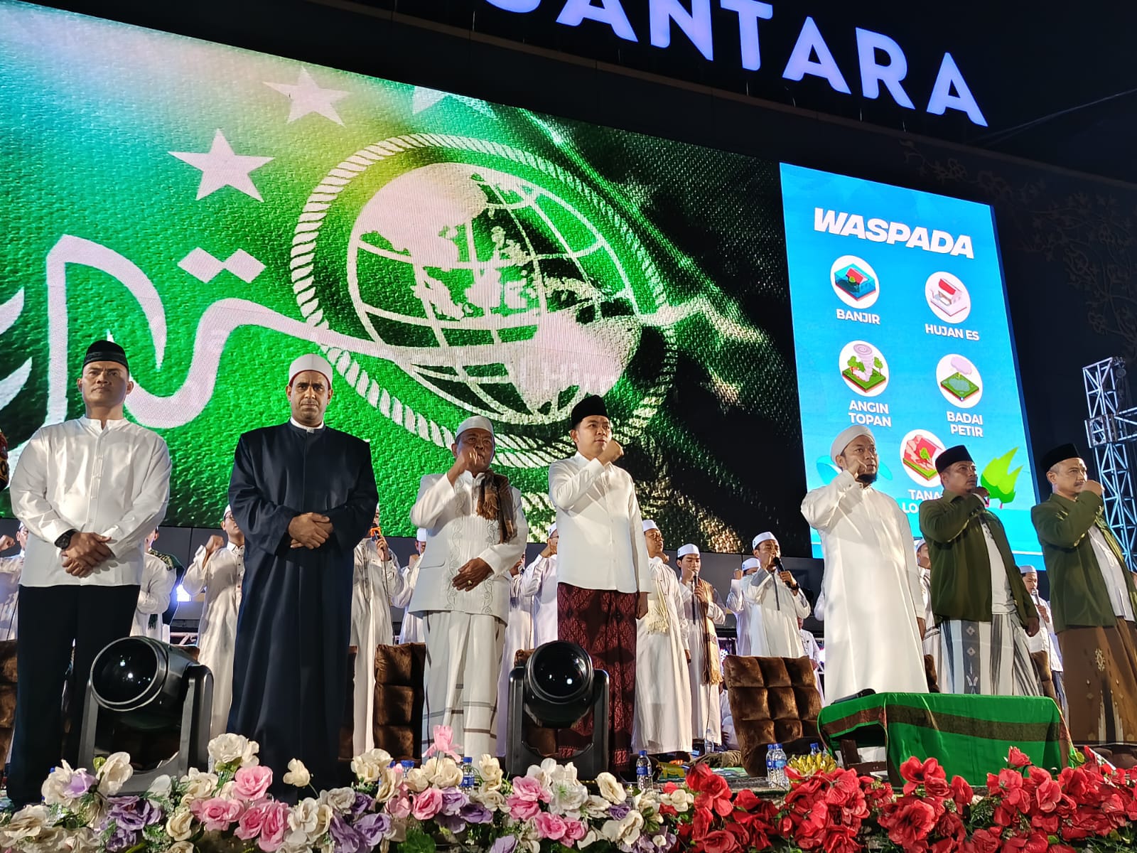 Pererat Persatuan, Ribuan Jamaah Padati Alun-alun Jember dalam Acara Shalawat Merah Putih