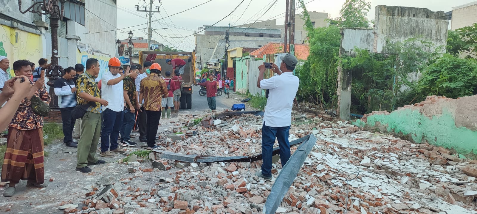 Gempa Susulan 6,5 Magnitudo, BPBD Kota Surabaya Terjunkan Anggota Sisir Bangunan Terdampak 