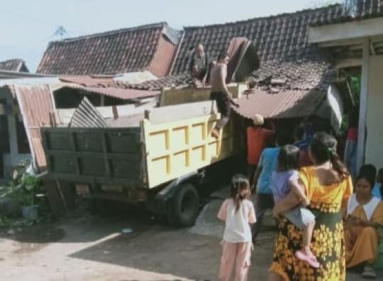 Dump Truck di Situbondo Tabrak Rumah Pemiliknya Hingga Hancur