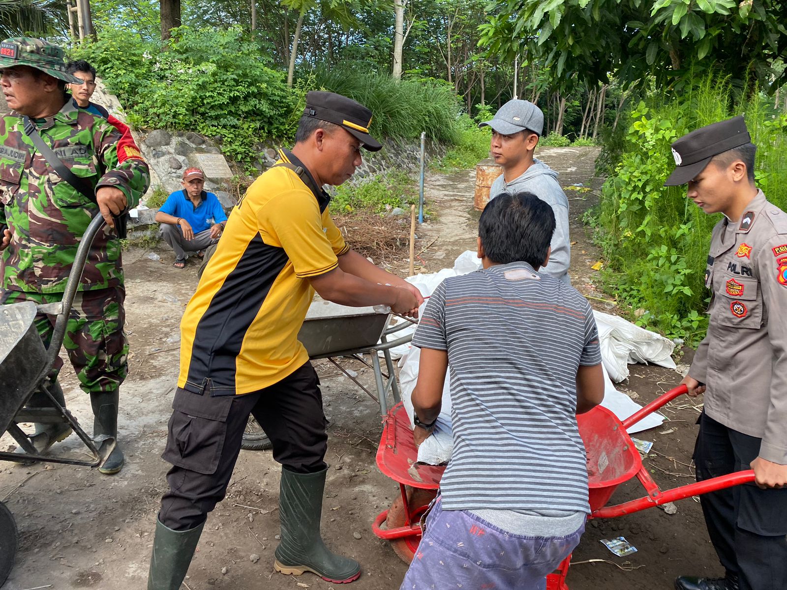 Pascabanjir, TNI-Polri dan Masyarakat Kerja Bakti Pasang Bronjong di Sungai Kali Asem