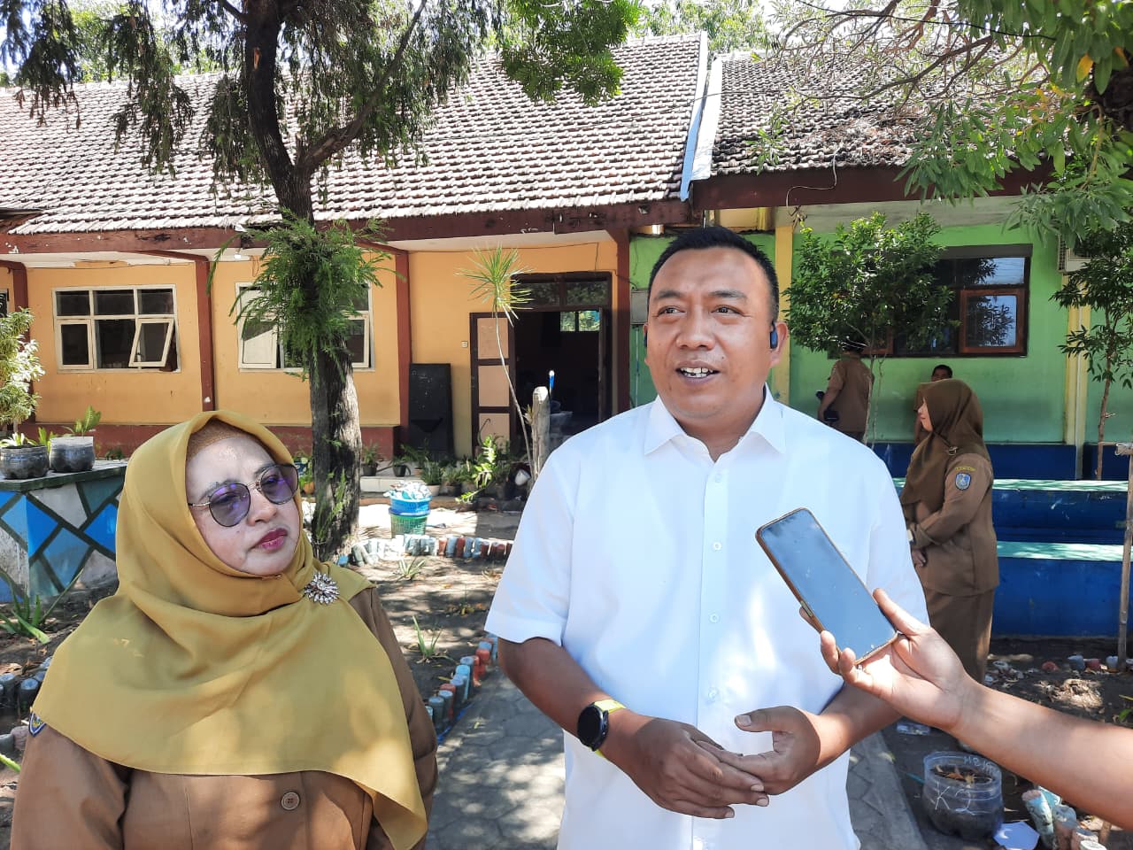 Pantau MPLS di SMPN 1 Panji, Bupati Situbondo Puji Gerakan Bebas Sampah Plastik