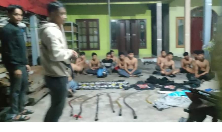 16 Gangster Bercelurit Ditangkap