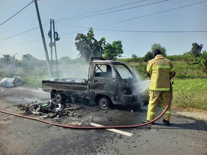 Pikap Bermuatan Barang Bekas Terbakar di Kedamean Gresik, Kerugian Capai Rp 60 Juta