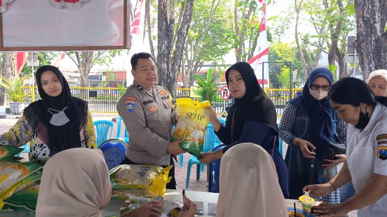 Gerakan Pangan Murah Hadir di Polsek Tenggilis Mejoyo, Warga Sambut Antusias Beras Murah Bulog