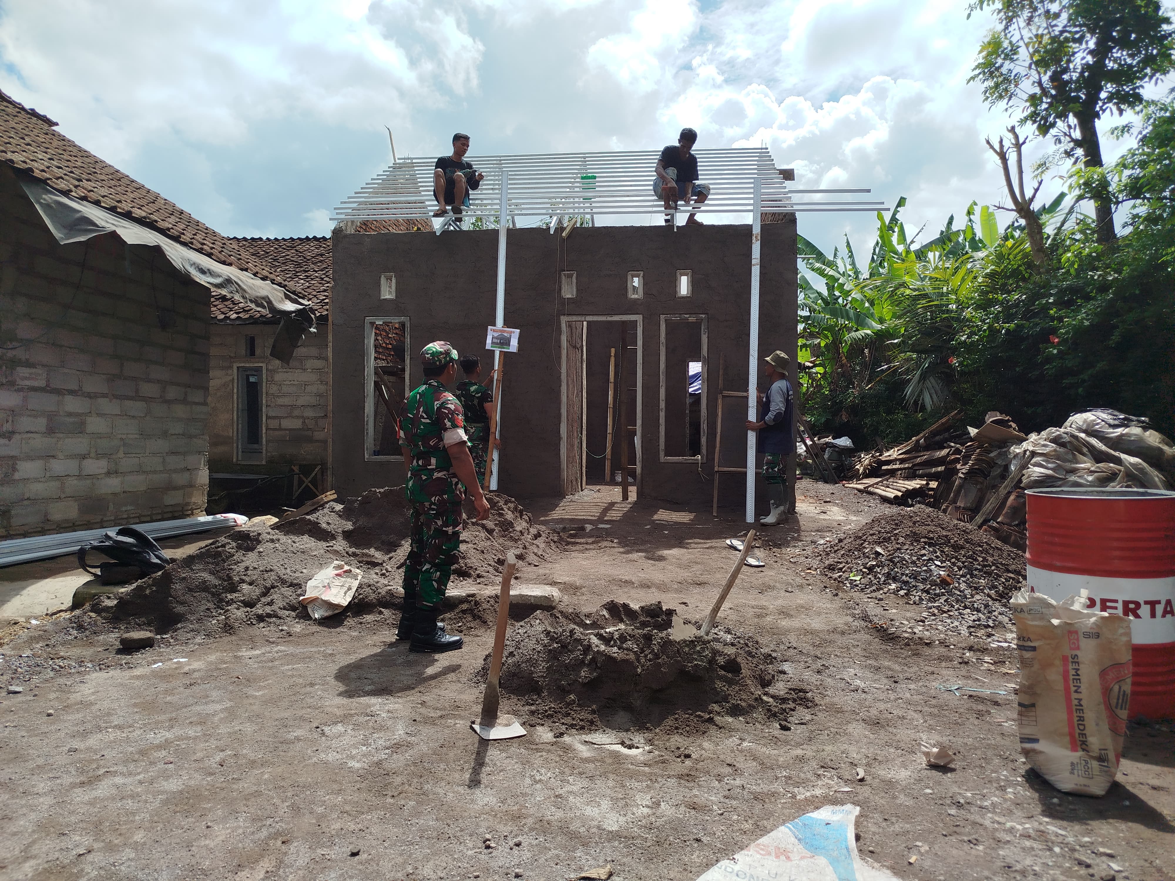 Dandim 0824/Jember Pastikan Bedah Rumah TMMD Ke 124 Plalangan Selesai Sesuai Jadwal