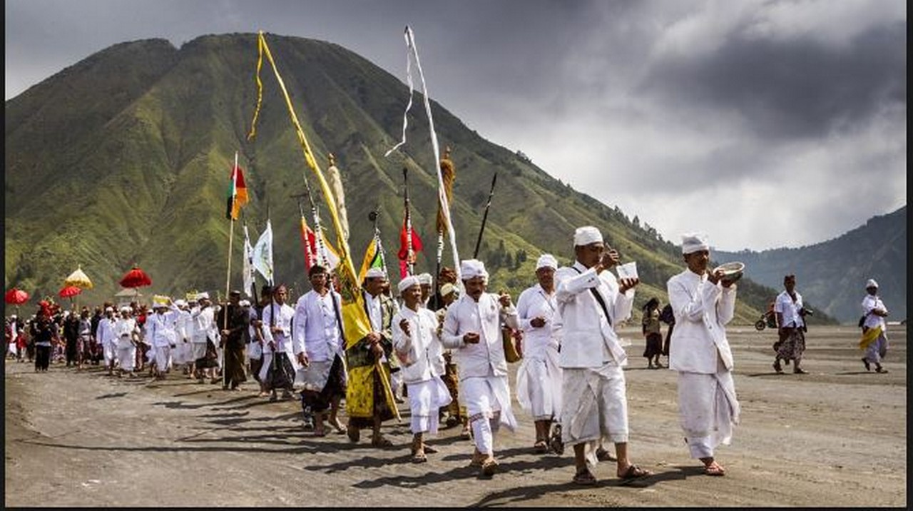 Dari Yadnya Kasada hingga Grebeg Suro: Perjalanan Spiritual dalam Upacara Adat Jawa Timur