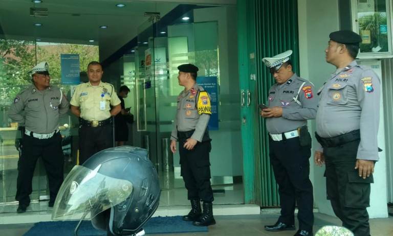 Polsek Mulyorejo Tingkatkan Pengamanan, Personel Patroli di Area Perbankan Surabaya