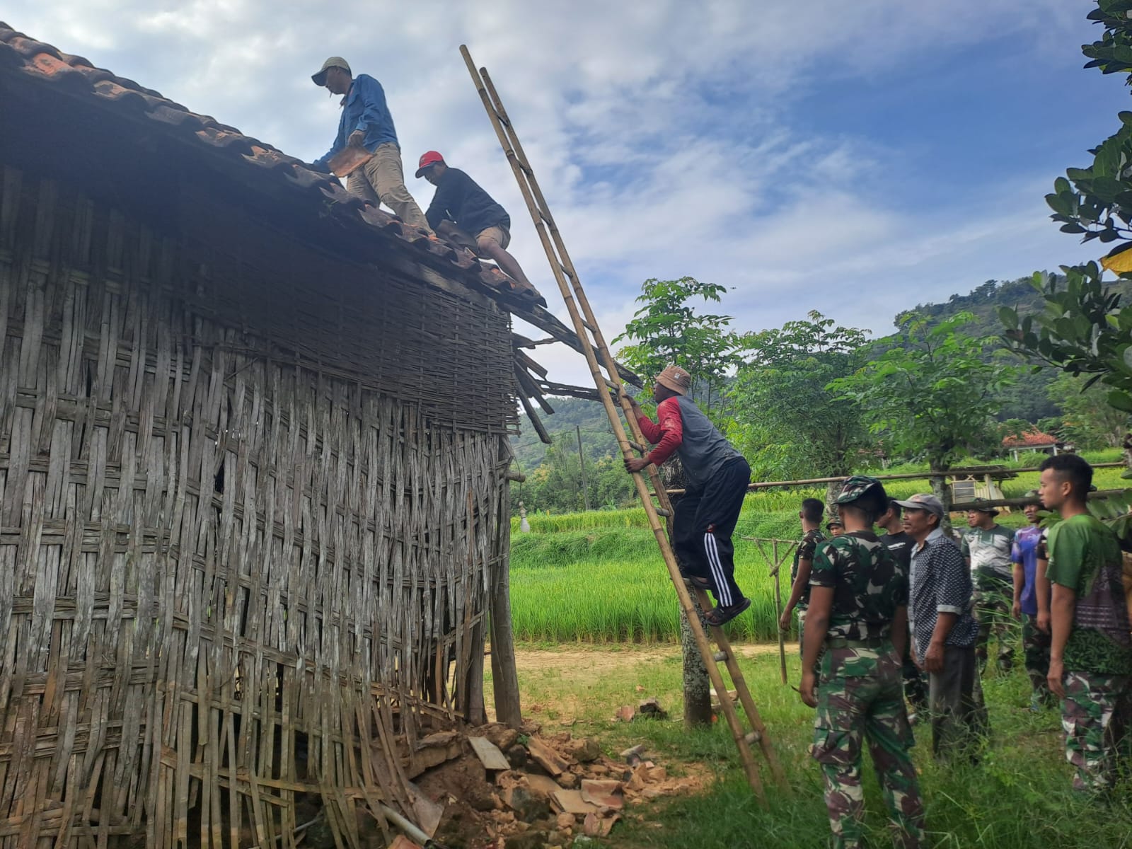 RTLH Sayyi Dibongkar Satgas TMMD 127 Kodim Sumenep
