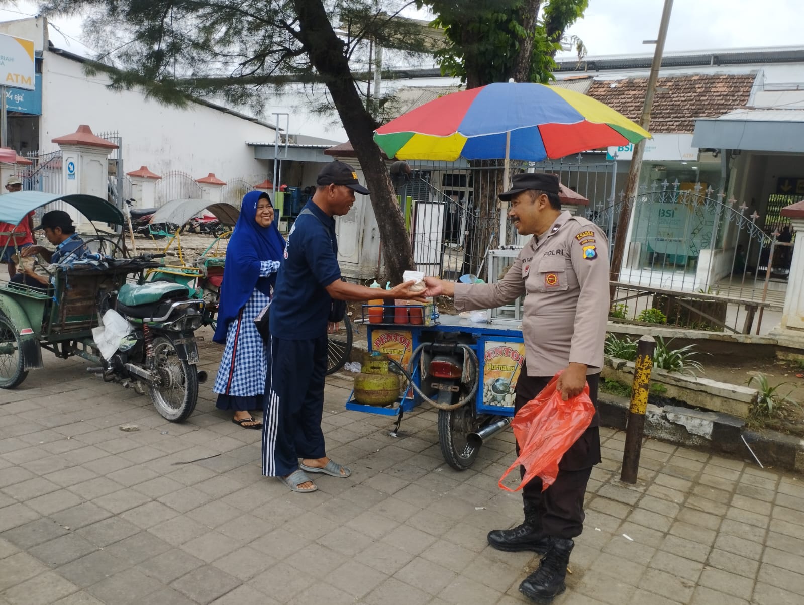 Polsek Bojonegoro Kota Bagikan Nasi Bungkus Gratis ke Abang Becak hingga Pedagang Kaki Lima