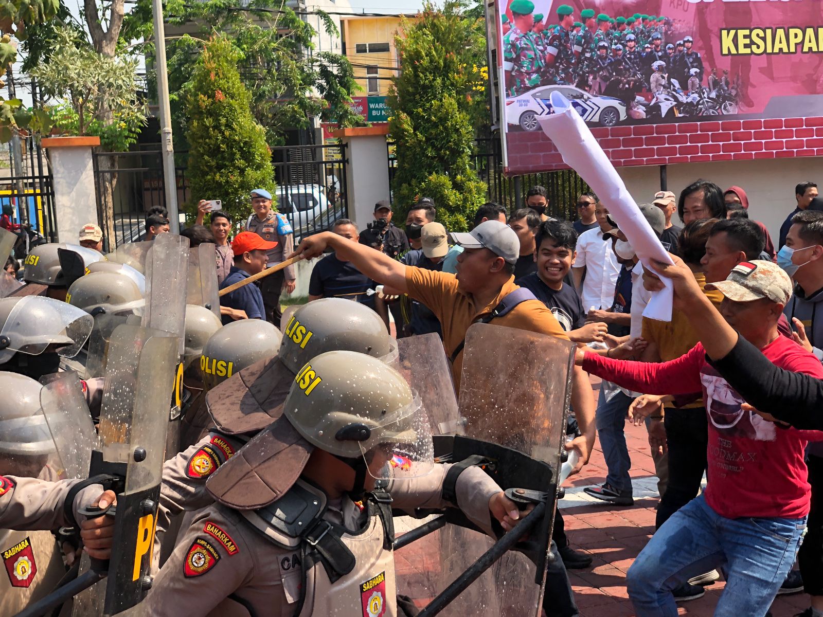 Massa Bentrok di Mapolres Gresik, Ini Tindakan Polisi