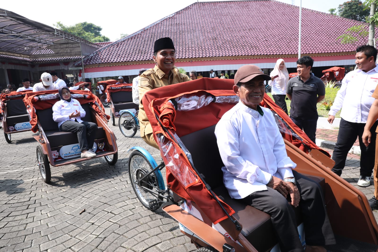 Disambut Suka Cita, Bupati Bangkalan Serahkan 25 Unit Becak Listrik Bantuan Presiden
