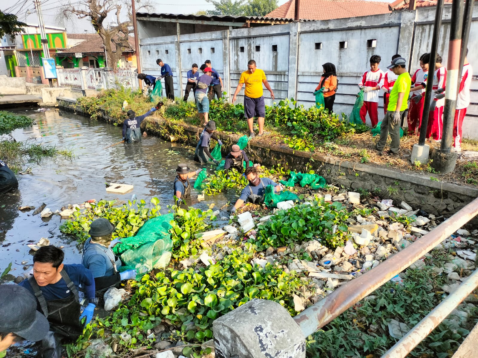 Peduli Kelestarian Lingkungan, Polsek Krian Dukung Aksi Bersih Sungai