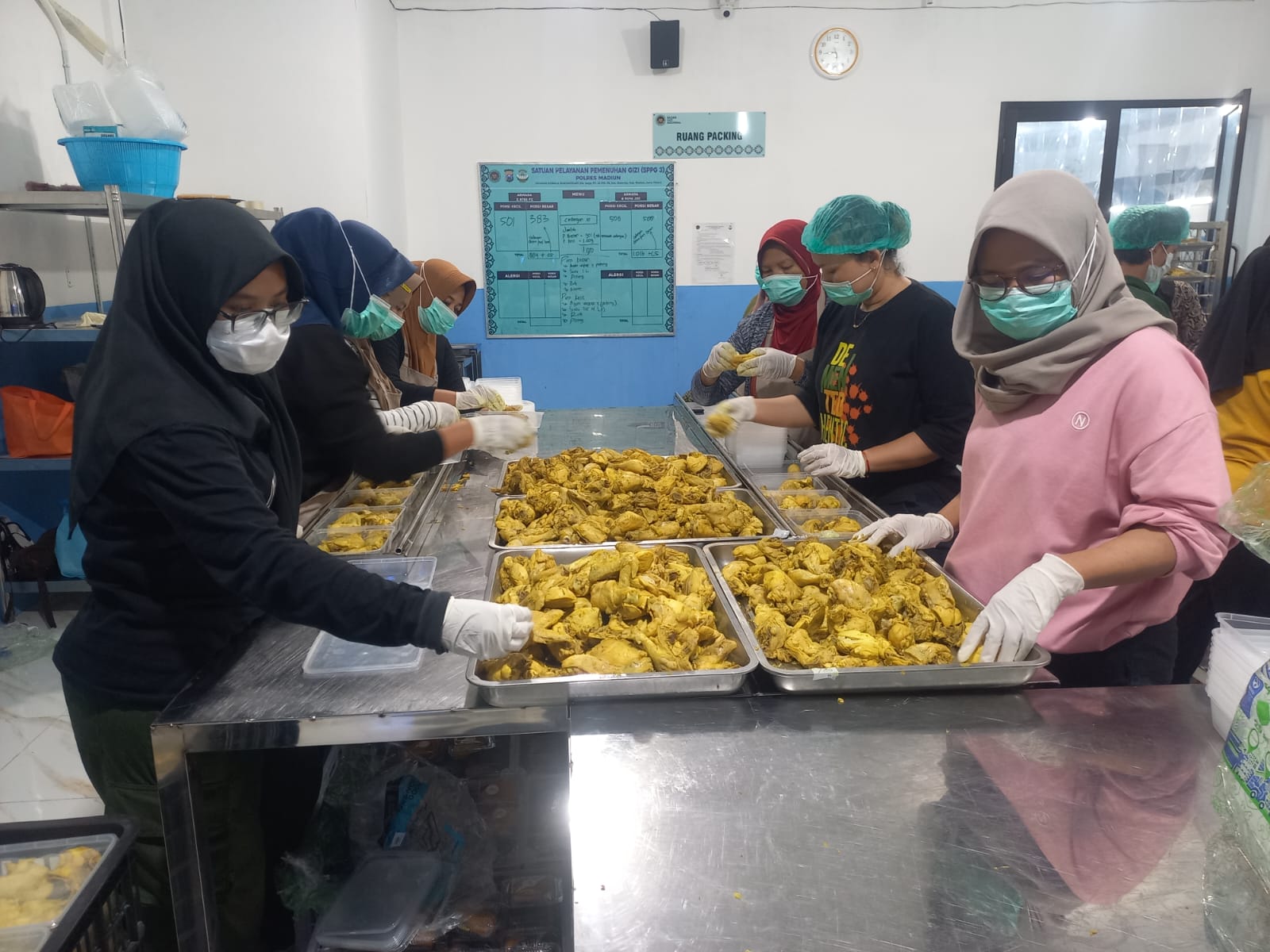 Sambut Libur Lebaran, SPPG 3 Polres Madiun Bagikan 1.900 Paket Menu Spesial MBG