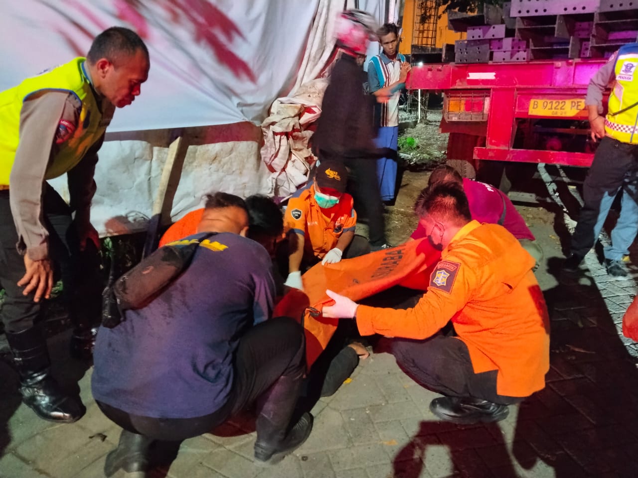 Pengendara Motor Tewas Tabrak Trailer di Kertajaya Indah