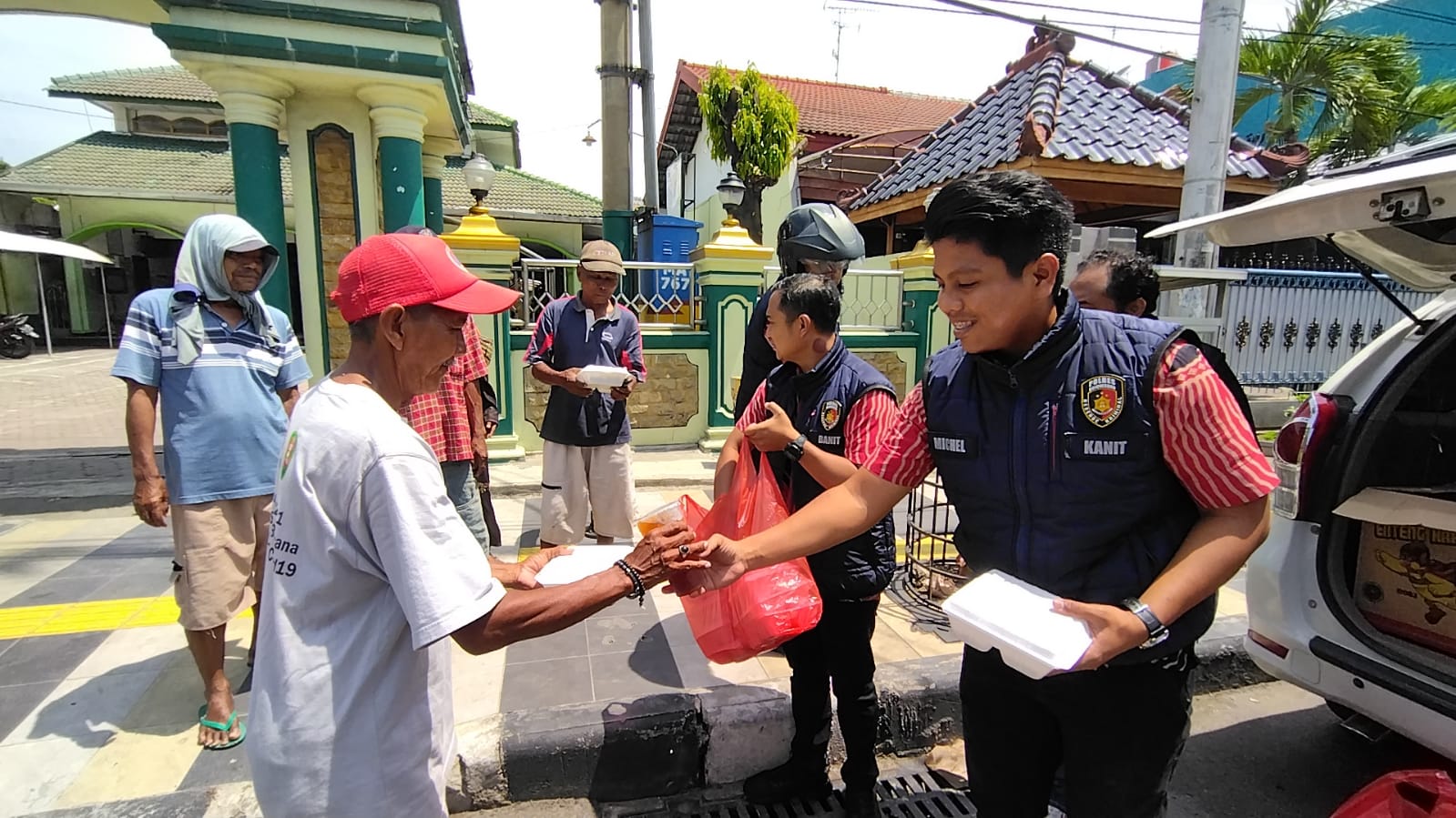 Cooling System, Satreskrim Polres Bojonegoro Bagikan Nasi Kotak Kepada Masyarakat