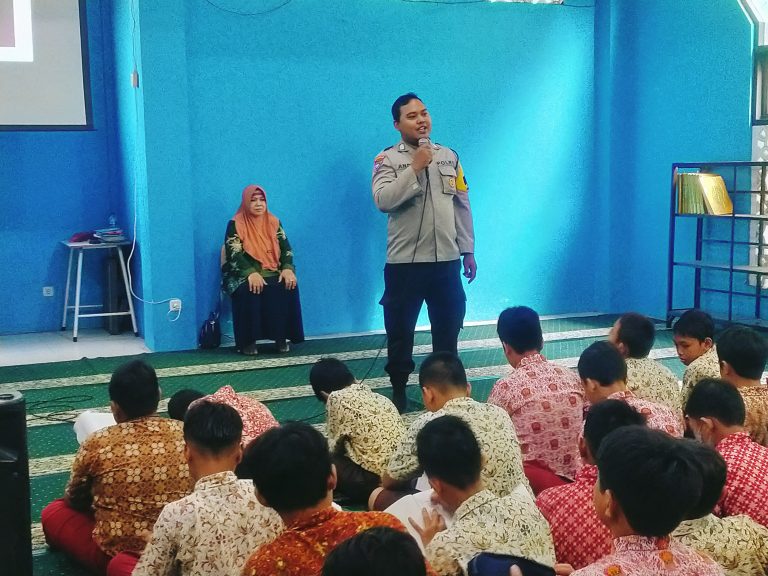 Polsek Karangpilang Binluh Siswa Baru SMPN 24 Surabaya saat MPLS