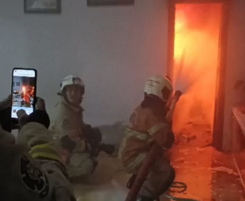 Kebakaran Gudang Rumah di Manyar Tirtoasri, 12 Unit Tempur Diterjunkan