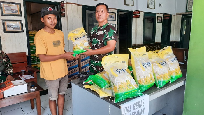 Koramil Kalisat dan Bulog Jember Gelar Bazar Beras Murah, 10 Ton Ludes Diserbu Warga