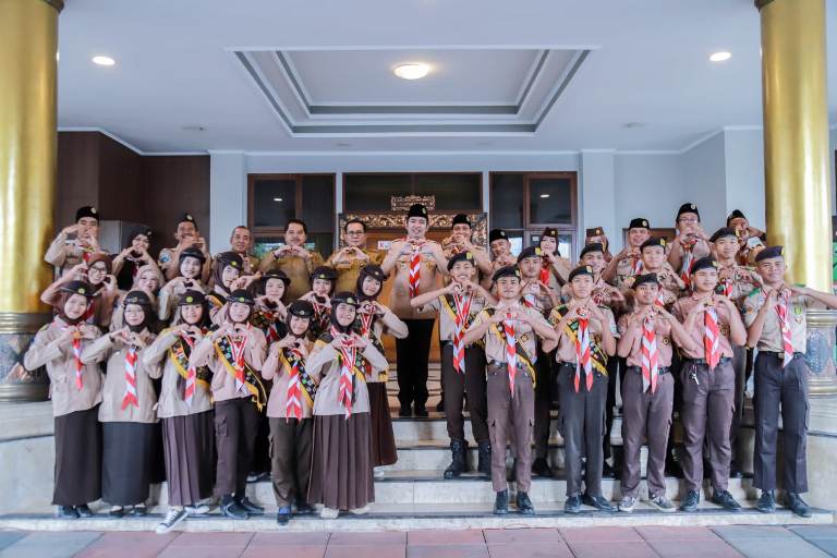 Pelepasan Pramuka Giat Prestasi Jatim 2025, Fawait: Santri Tak Hanya Mengaji,Tapi Berperan Pembangunan Jember